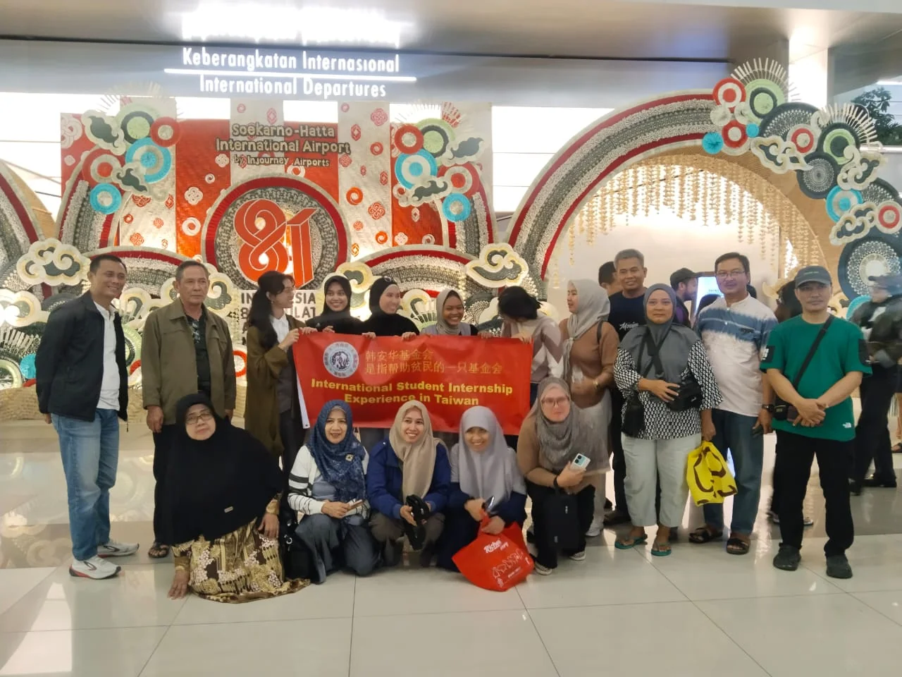 Pelepasan peserta program bersama keluarga dan pendamping