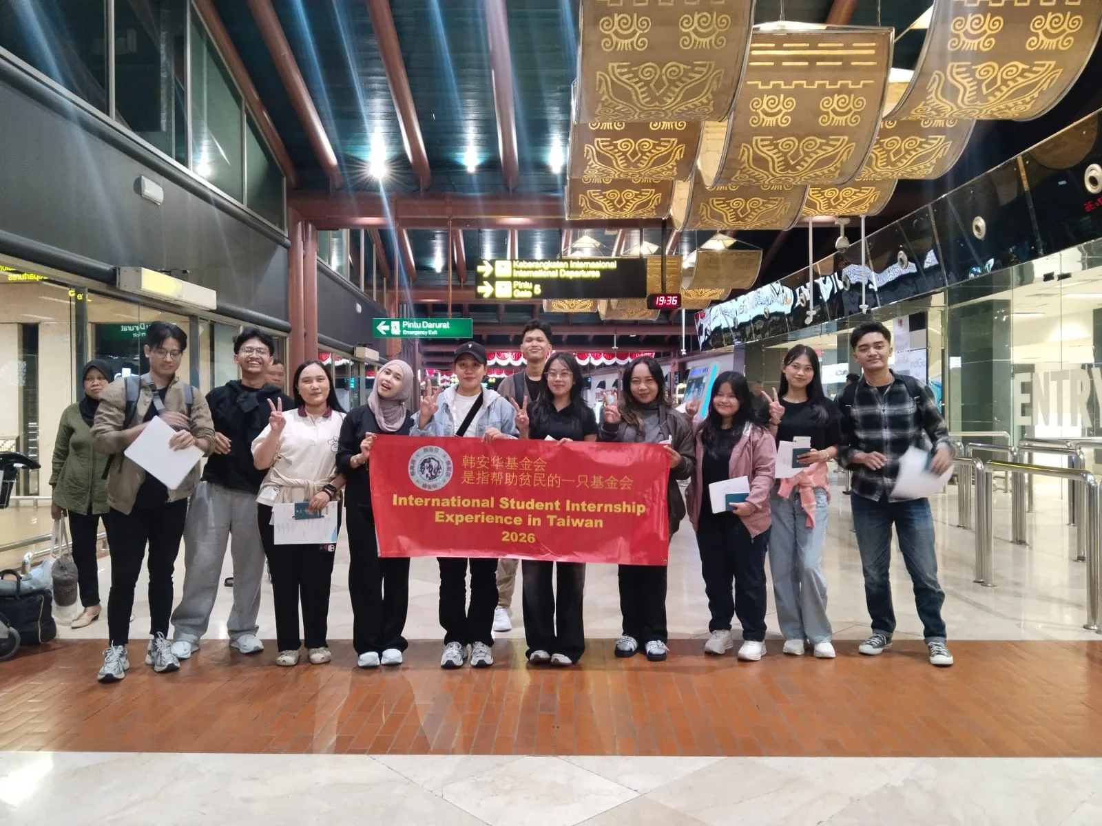 Peserta program di terminal keberangkatan internasional