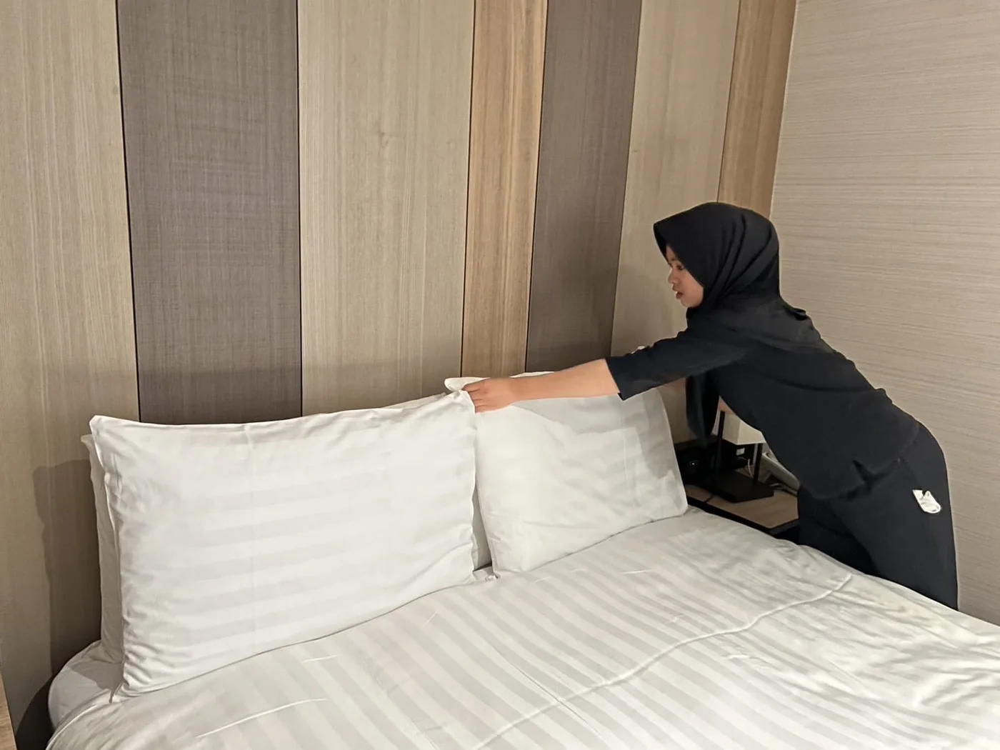 Praktik housekeeping dan penataan kamar hotel