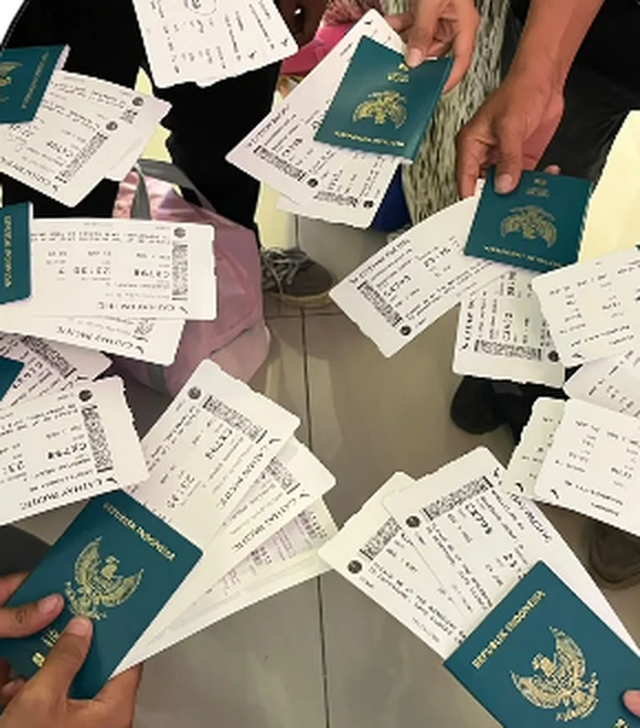 Peserta memegang paspor dan tiket sebelum keberangkatan