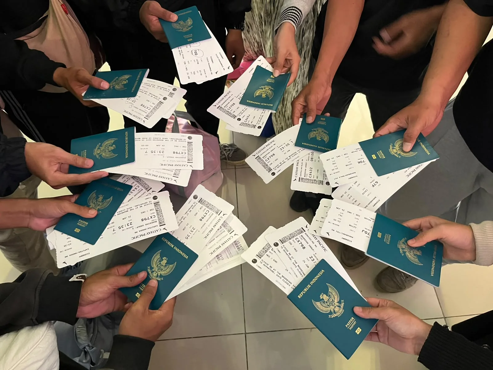 Paspor dan tiket peserta